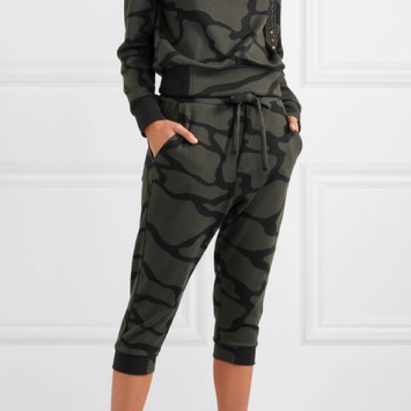 ๐ Camo Sweat Capri - Lounge In Style! - Picture 4 of 8